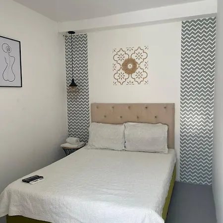 Wonderland Hostal *